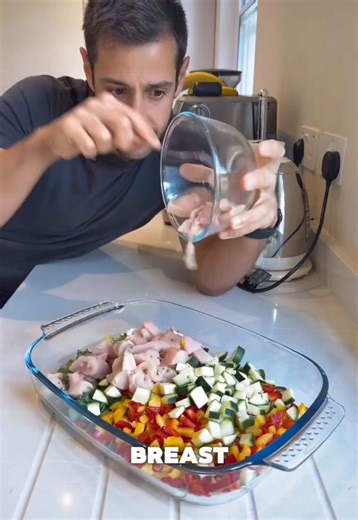 📌 Comment FAT LOSS for my FREE 14-day Fat Loss Program Everything you need to lose body fat, improve your confidence, feel amazing without giving up everything you love! 🍛 Easy one-pan peanut chicken curry rice Recipe (4 servings): 🍚 200g Long-grain rice 🍗 450g Chicken breast 🥒 1 Medium courgette 🫑 2 Bell peppers 🥦 100g Broccoli 🥜 2 tbsp Peanut butter (30g) 🥫 100g Red curry paste 🥥 400ml Light coconut milk 🧂 2 tbsp Soy sauce 🌱 1 tbsp Sesame seeds Method: 1️⃣ Place rice, chicken, cour