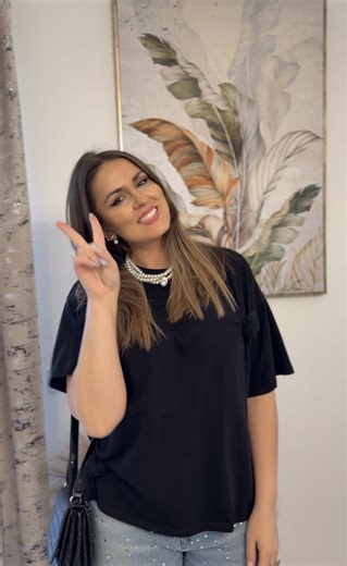 Ok, la poșeta crossbody și la semnul păcii ✌🏼pot să renunț, dar la tricoul băgat în pantaloni și la părul dat într-o parte…nush ce să zic 😩😩 Millennials pls help!!! Voi la ce nu puteți să renunțați? Sau de ce trenduri vă e dor?? #millenials #genz