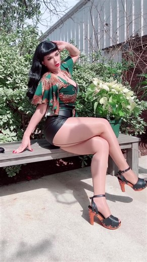 Professional…but dogs come first 🐾 BTS with @V-H Photography #sherithemodel #doglover #bettiebangs #pantyhose