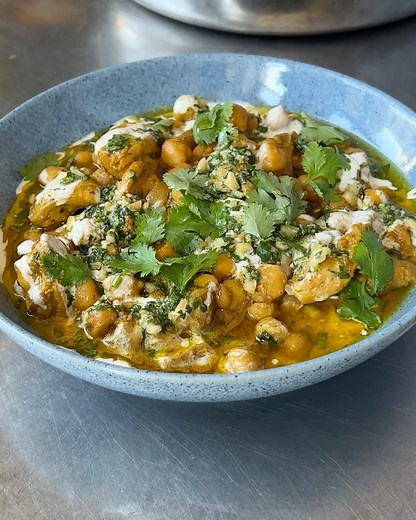 This is a creamy, dreamy chicken and chickpea korma recipe. We used Patak's’s Korma Paste Pots (which contain a blend of aromatic spices and coconut) to make things extra quick and easy. Serve it up with rice, a drizzle of yoghurt, and an easy, no-blitz, chunky peanut chutney. Lush. Recipe link https://www.mob.co.uk/recipes/chicken-chickpea-korma #Ad #Mob #Pataks | Mob