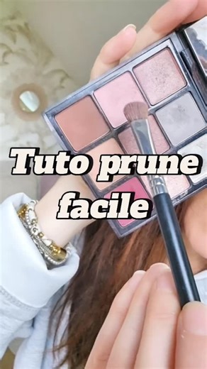 Aujourd’hui, je te montre comment faire un petit make-up dans les tons prunes, 100 % mat, hyper facile à réaliser. C’est vraiment un look spécial paupières tombantes, spécial débutantes, donc pas de panique, c’est à la portée de tout le monde 😌 Franchement, il suffit juste d’avoir les bons pinceaux et le tour est joué. C’est simple, rapide, et super joli pour tous les jours 💜 Si tu veux le lien des produits que j’ai utilisés, mets juste “prunes” en commentaire 👇 Et surtout, n’oublie pas d’enr