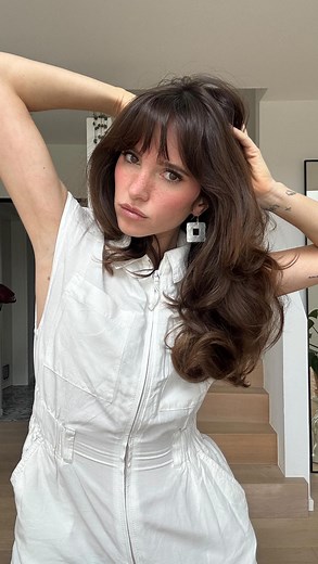 liv on Instagram: "Stones forever ❤️‍Musikmenschen werden‘s verstehen, denke ich. 輸 Ich wirklich jedes Mal. Jede Aufnahme deshalb auch einfach viel zu lang und zur Hälfte unbrauchbar.  Aber hab den Song einfach gefühlt in dem Look. Jumpsuit @andotherstories Ohrringe im 70er Stil aus nem kleinen Lädchen vom Gardasee. ✨ Stiefel zeig ich euch dann wann anders. #retro #retrolook #rollingstones #brownsugar #60smusic #60sfashion #70sstyle"