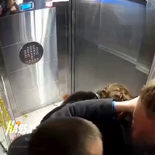 En Russie, 2 types se battaient dans un ascenseur jusqu'à ce qu'une femme en ait marre et les arrête à coups de savate