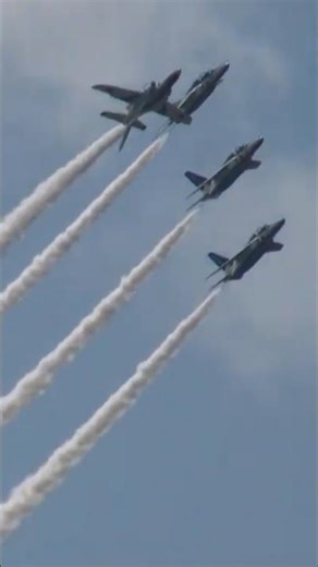 これぞ日本の伝統 ブルーインパルスが発足時から受け継いできた伝統の課目 ローリングコンバットピッチ