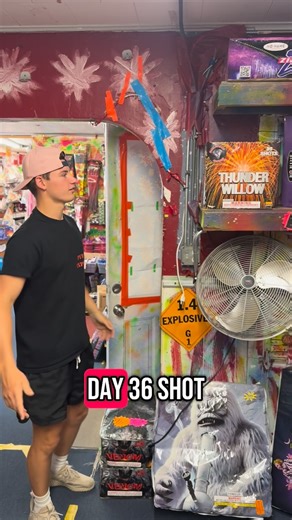 @houseoffireworksdyer on Instagram: "CAKE OF THE DAY: THUNDER WILLOW 💥#pyro #pyrotechnics #firework #fireworks💥 #fireworkshow #fireworksdisplay #boomboompow #fourthofjulyweekend #fourthofjuly #fireworks #nyeparty #nyefireworks #disneyfireworks"