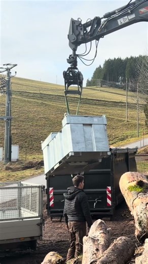 ATLAS Radbagger mit Holzzange – Dieseltank sicher bewegt auf dem Brennholzplatz #atlas #brennholz