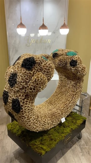 48K views · 260 reactions | DISEÑO EXCLUSIVO ‍ • Belleza y sofisticación en una escultura florar única. • Envíanos WhatsApp a nuestros números de contacto:  Sucursal Guadalajara 3318106835.  Sucursal Puerto Vallarta 3221229370. • • #yaakunflores #floreria #floreriaguadalajara #floreriapuertovallarta #floreriazapopan #rosas #regalos #inspiracion #regalosúnicos #floristas #esculturafloral #diseñosunicos #braceletcartier #panthère | Yaakun Flores | Facebook