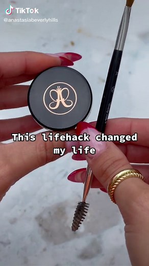 game changer 🙌 #dipbrow #dipbrowpomade #brows #anastasiabeverlyhills #lifehack #beautyhacks
