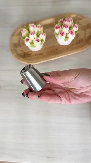 Perfect Buttercream Piping for Tulips and Cupcakes