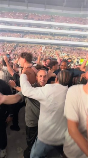 Billionaire Michael Rubin jumps in the mosh pit with his security guards at Travis Scott concert 😂🔥 | HipHop Wave