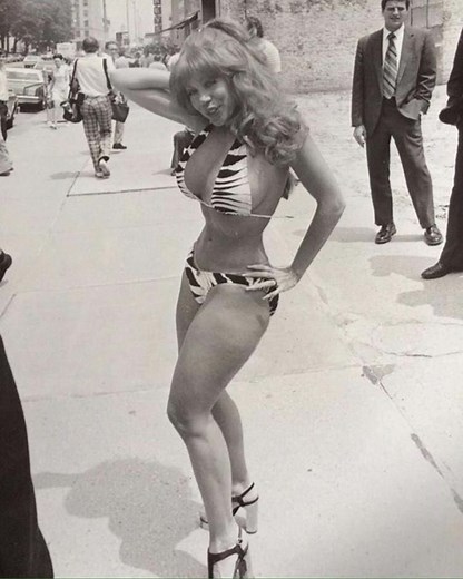 She made the entire 1970s pause — not just for her beauty, but for the fearless way she lived in a world unsure how to handle strong women. From burlesque lights to the big screen, she moved like someone fully aware of her worth. ✨ A symbol of freedom, confidence, and boundary-breaking art. 💋 Recognize her? 👉 Her story and most iconic moments are in the first comment. 👇 | History Revived