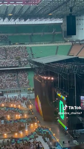 Hello World: The Journey of Pinguini Tattici Nucleari