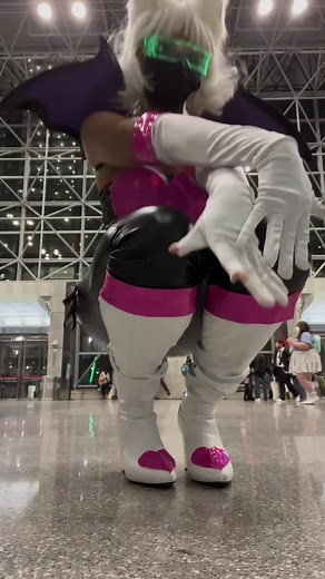 Rouge the Bat 💎 this cosplay literally fell apart but it still ate #cosplay #animenyc #animenyc2022 #rougethebat #sonic #sonicadventures