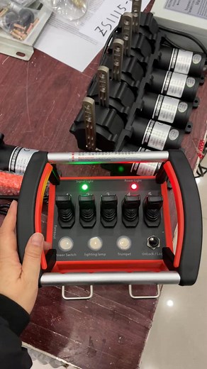 Crane wireless remote controller manufacturer, supports customization, and sincerely invites agents from all over the world.#crane #cranetruck #cranes #craneoperator #cranelove #cranework #cranelife #cranesafety #craneindia #driver #reels #viralreels #tata #hitachi #ashokleyland #volvo #volvotrucks #icb #Fassi #Palfinger #HMF #Effer #PM #UNIC #transport #hydraulic #vinc #kren #remotecontrolcraneoperator | Remote control of lifting machinery