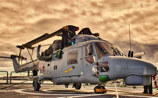 How does a helicopter fly (中英字幕)