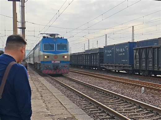 客车K1349次陇海线义马站2站台1道办客_SS7D0056