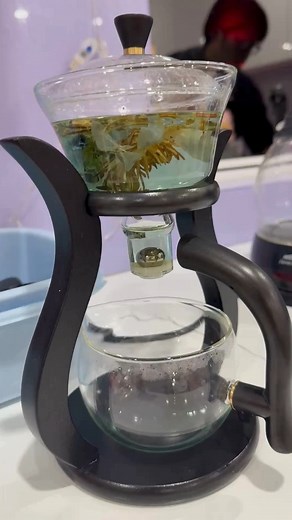 A fantastic video sent in from a customer demonstrating how to use our Magnetic Stand Glass Teapot. As you can see, it's easier than ever to get the perfect brew with the easy seal magnet. Super cool! Shop now at https://www.tealife.com.au/products/magnetic-stand-glass-teapot #teapot #Glassware #TeaMaking #CustomerReview #TeaBrewing | Tea Life Australia