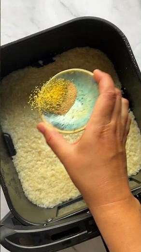 Dampfgegarte Reispfanne mit Lachs aus der CASO AirFry & Steam 700 Heißluftfritteuse