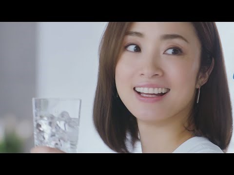 上戸彩、爽やかノースリーブワンピ姿でキッチンに 炭酸水をゴクゴク… 「ソーダストリーム」新CMが公開