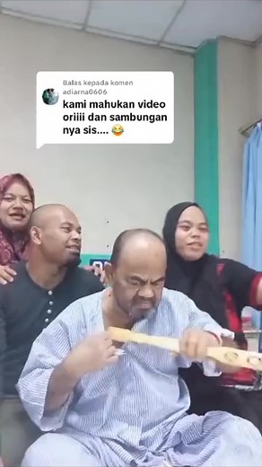 3M views · 43K reactions | Teringat akak yg lock kepala ayah dia time raya tuSemoga sihat selalu pakcik ye InsyaAllah. #ohnaktahu | Oh Nak Tahu? | Facebook