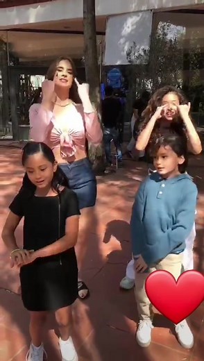 Disfruta la vida: Niños graciosos y felices en acción