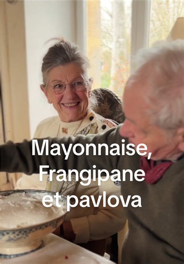 Après la grippe et quinze jours sans déjeuner dominical, c’est le grand retour. Les retrouvailles. Beaucoup sont partis depuis Noël. On s’est dit au revoir, parfois pour très longtemps, pour de nombreux mois. Et puis il y a ceux qui restent, ceux qui attendent. Le 6 janvier, c’était l’Épiphanie. En France, on fait traîner la fête, le plus possible. Alors c’est la galette des rois. La première. Les filles ont fabriqué des couronnes de papier. Grand-mère a préparé une multitude d’entrées de crudit