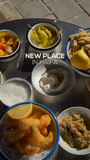 Wonder Place Haifa | lifestyle media guide #1 on Instagram: "NEW STREET FOOD PLACE IN HAIFA 🥙 from the chef of Lux and Crudo @salt.haifa is a new location in Downtown Haifa, where Mediterranean cuisine meets eastern street food in a beautiful stylish serving fish, seafood & meat, in pita and on a plate — every dish is so good, it’s definitely worth a try what we especially liked: • those deep-fried little fishes (must-try!) • nuggets with aioli of 3 different flavours • fish schnitzel with side