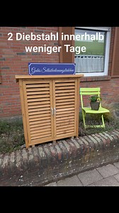 Kaum zu glauben ,ich weiss. Ich bin jetzt gerade von der Arbeit nach Hause gekommen und dann führt mich mein erster Weg immer zum Selbstbedienungslädchen. Vielleicht sollte ich auch den Namen ändern. Selbstbedienung ja- aber nicht gratis sondern gegen Bezahlung! Auf jeden Fall sind jetzt auch noch die letzten drei fünfzig Cent Stücke und eines der zwei gestern eingestellten Erdbeer- Rhabarber Marmeladen Gläsern weg!!! Ihr habt Recht- ich konnte es auch erst nicht glauben. Es wird jetzt folgendes