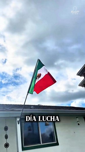8K views · 244 reactions | Una mujer estadounidense alzó la bandera de México en su hogar como gesto de apoyo y respeto hacia los trabajadores latinos. Un recordatorio de que todavía existen personas que valoran nuestro esfuerzo y no se olvidan de nuestra lucha diaria . | Ramo77 | Facebook