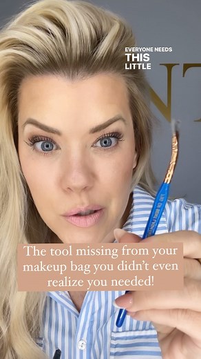 Courtney Spencer- your makeup friend and application coach on Instagram: "This Mascara Fan brush is the perfect tool for a light and even application of mascara. The bend angle of the handle allows for an easy precious mascara application. No more cleaning up messy mascara all over your eyes! The duel bristles minimize both clumping and smearing of mascara while giving you the option of dictating the intensity of your application with ease. Great for applying to the root of your lashes, which is