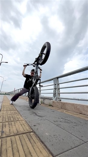 太厉害了，这是谁的梦中情车？减震这么软续航约100KM速度还巨猛