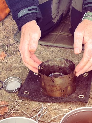 Preparando unos caracoles a la vizcaína, plato tradicional navideño en mi zona #basquebushcrafter #bushcraft #supervivencia #cocinavasca @silverantoutdoors.a