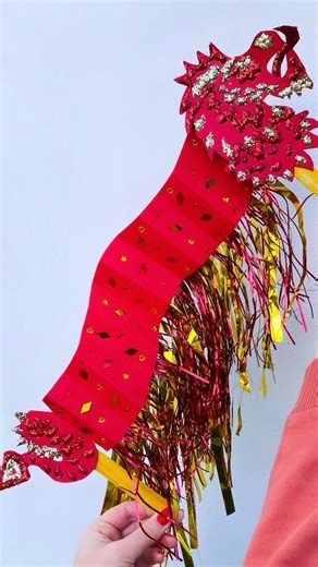 Chinese New Year 🧧 The Dragon —————————————————————— I had wonderful childhood memories from this make! A super sweet and easy crafting activity for little ones, who celebrate Chinese New Year. I traced and adapted a dragon template into our own fierce red dragon head. Adding hot glue and bio glitter. Next I folded a simple body shape, using an easy concertina method. Adding extra jewels and lameta. All stuck together with the addition of lolly sticks. Do you remember making anything similar fr