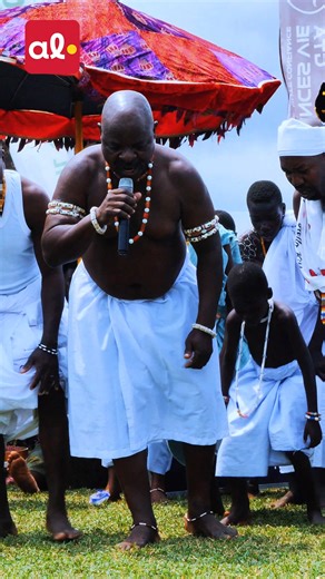 Ayizan 2025 : la fête du haricot expliquée Chaque mois d’août, Tsévié vit au rythme d’une tradition unique : Ayizan, la fête du haricot. Plus qu’un simple festival, cet événement plonge ses racines dans l’histoire du peuple éwé. Dans cette vidéo, nous te faisons découvrir : 📍 L’origine de la fête, liée à l’exode du peuple éwé, 📍 Les danses, les tenues et les mets traditionnels, 📍 L’ambiance festive qui unit toute une communauté. Abonne-toi pour suivre nos immersions dans les plus belles tradi