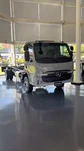 Olha o Accelo 1117 novo aí na cor da moda! #caminhoes #accelo #mercedes #transportabrasil @mercedesbenz_caminhoes | Transporta Brasil