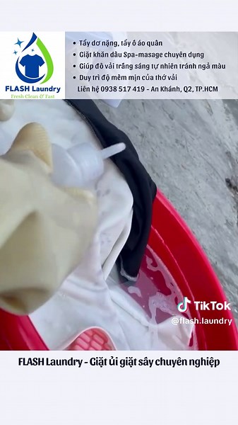 FLASH Laundry TẨY LEM MÀU bạn khách giặt chiếc đầm ( 2 màu trắng và đen xám), xong cho ngâm xả vải lâu để đồ thơm hơn nhưng vô tình để bị lem đen xám sang phần màu trắng làm bị loang loang trông rất mất thẩm mỹ. Sau đó thì bạn khách này ib cho tiệm qua zalo( bạn khách này là khách cũ thường xuyên giặt đồ hàng ngày chỗ mình nên bên mình có sẵn zalo), thì bạn khách có gởi hiện trạng qua thì bên mình nhận xử lý. Và kết quả thì như trong video bên mình đã hoàn thành một cách triệt để. Cũng do phần c
