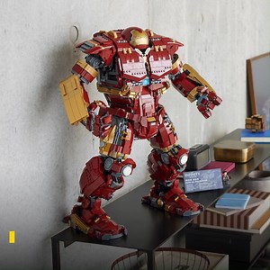 【 #MCU 重磅盒組！】震懾四方👊🏻！ #Hulkbuster 裝甲穩重如山⛰，以龐大軀殼擊退Hulk變形俠醫！ 立即將 76206 Iron Man Figure裝入駕駛艙，啟動 #弧形反應爐 及能量砲💥。Hulk好打？未驚過😠！ 76210 Iron Man Hulkbuster 將會喺11月闖入樂高®認證專門店及香港樂高®探索中心禮品店! #Marvel #IronMan #LEGOHK | LEGO
