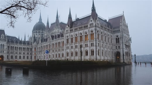 Budapest – Rainy Streets and Ambient City 4K