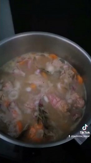 Sauté de veau mariné et mijoté au vin blanc.