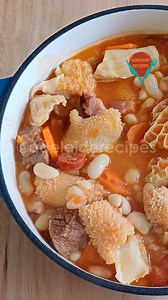 🍲 Tripas ou Dobrada à Portuguesa com Feijão Branco! É um dos pratos mais tradicionais da gastronomia portuguesa. Uma receita autêntica e deliciosa com feijão-branco, chouriço, bacon e muito sabor! Perfeita para um almoço em família. Ingredientes: • 600 g de dobrada (demolhada de um dia para o outro) • 400 g de feijão branco (demolhado de um dia para o outro) • sumo de 1 limão • 200 ml de água • 50 ml de azeite • 1 C.(sopa) de banha • 1 cebola • 3 dentes de alho • 1/2 pimento vermelho • 1 folha 