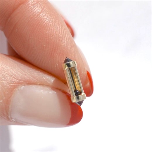 𝗡𝗢𝗪 *𝗢𝗡 𝗢𝗙𝗙𝗘𝗥* 𝗙𝗥𝗢𝗠 𝗚𝗥𝗔𝗩𝗘𝗥𝗦 𝗟𝗔𝗡𝗘 𝗚𝗔𝗟𝗟𝗘𝗥𝗬 𝘾𝙖𝙥𝙩𝙞𝙤𝙣: Emma Brooke, "Garnet Pipeline Studs" These earrings are both a beautiful piece of fine jewelry and a fun kinetic piece. The garnets move along the channel—so fun! Aren't these earrings by @emmabrookejewelry 𝗼𝗻 𝗽𝗼𝗶𝗻𝘁? 𝗚𝗲𝘁 𝘁𝗵𝗲 𝗯𝗮𝗹𝗹 𝗿𝗼𝗹𝗹𝗶𝗻𝗴—add them to your jewelry box! Contact #graverslanegallery to find out more about them. 𝗔𝗡𝗗 𝗖𝗛𝗘𝗖𝗞 𝗢𝗨𝗧 𝗔𝗟𝗟 𝗧𝗛𝗘 𝗡𝗘𝗪𝗘𝗦𝗧 𝗝𝗘𝗪𝗘𝗟