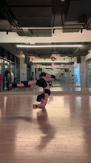 танцор, UGC креатор on Instagram: "splits! #trend #dance #dancer #рек #fyp #акробатика #трюк #трюки #highheels #fypシ #fypreelsً #stretching #растяжка"