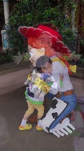 Disneyland Character Meet & Greets Gwen Hugs Jessie