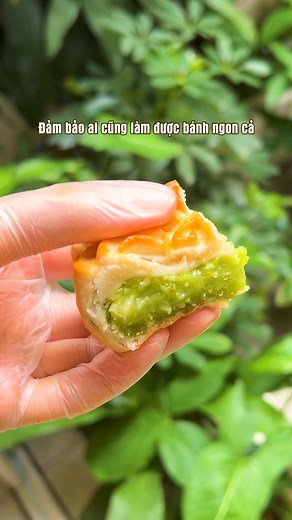 Cách làm Bánh Trung Thu nhân Cốm Xào Dẻo (KHÔNG độn dừa) 🤩👉👉 bMón bánh làm hài lòng tất cả mọi người, trả bài 100% thành công, bão đơn mùa trung thu đây ạ!!! Nhân cốm xào (mà không có dừa) khó làm vì để giữ được nhân mềm, dẻo, chuẩn vị thì vỏ bánh phải phù hợp, không thể dùng vỏ bánh nướng theo các công thức truyền thống thông thường được. Nhưng tụi mình đã tìm ra cách để làm phần vỏ "đỡ" được nhân cốm siêu mềm mà vẫn ngon, đóng bánh đứng đẹp, sắc nét đây ;) Công thức & Bí kíp Độc Quyền mà ch
