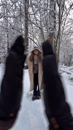 Jouhinamarlini on Instagram‎: "اول مرة منلحق الترند ⛄️❄️ #moscow #russia #uae"‎