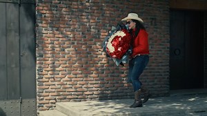 Viral Canción - Michelle Maciel, Eden Muñoz, Panter Bélico - CCC Modo cabrón activado Lo recio, nunca se me ha quitado De aquí no salgo Si no es contigo, por un lado Me gustas mucho y se sabe Dame un besito a ver a qué sabe No pasa que te guste y te claves Y te voy a querer Como debe de ser El pedo es que te van a envidiar De lo' vergas que te vo'a tratar Y te quiero poner Casa, carro y chofer A tus amigas me vo' a ganar Y ser bien compa' de tu papá Debiste tener cuidado Gustarle a un bandido re