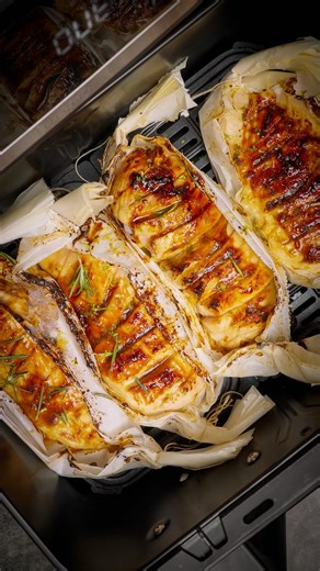 A Pitada do Pai - Rui Marques on Instagram: "Os Peitos de Frango mais Suculentos na Airfryer ❤️ Tome nota desta receita...feita na airfryer e em apenas 15 minutos 👇 Só precisa de... - 4 Peitos de frango - 2 colheres de sopa de Mel - 1 colher de sopa de Molho de soja - 1 colher de sopa de Mostarda - Laranja - Pimentos - Sumo e raspa de lima - Alho em pó Olhem bem esta maravilha… só podiam ser com as melhores Airfryers ✨ Mais Simples, Mais Rápido e Mais Delicioso Só com a @radiopopular & @apitada