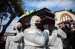 ΓΙΩΡΓΟΣ ΤΡΑΓΚΑΣ: Ποιοι επώνυμοι πήγαν στην κηδεία και ποιοι έστειλαν στεφάνια (pics)