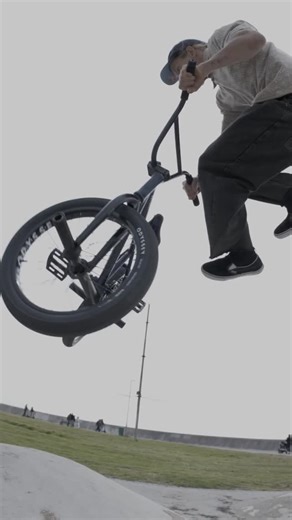 Wethepeople on Instagram: "@MR.MOO__ and his NEW signature WTP #ARC frame 🫆 Shorter wheelbase. Slacker seat tube angle. Hydroformed tubing. Reinforced dropouts. CNC detailing. Blended the geometry and features of Murray’s favourite WTP frames. Every inch engineered to be stronger, faster, sharper. AVAILABLE WORLDWIDE 🌐 📹 @JOUBERTVS"