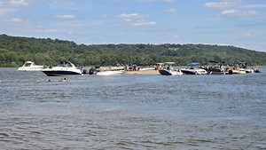 Kentucky Keys? Sand bars along Ohio River become hot spot for boaters